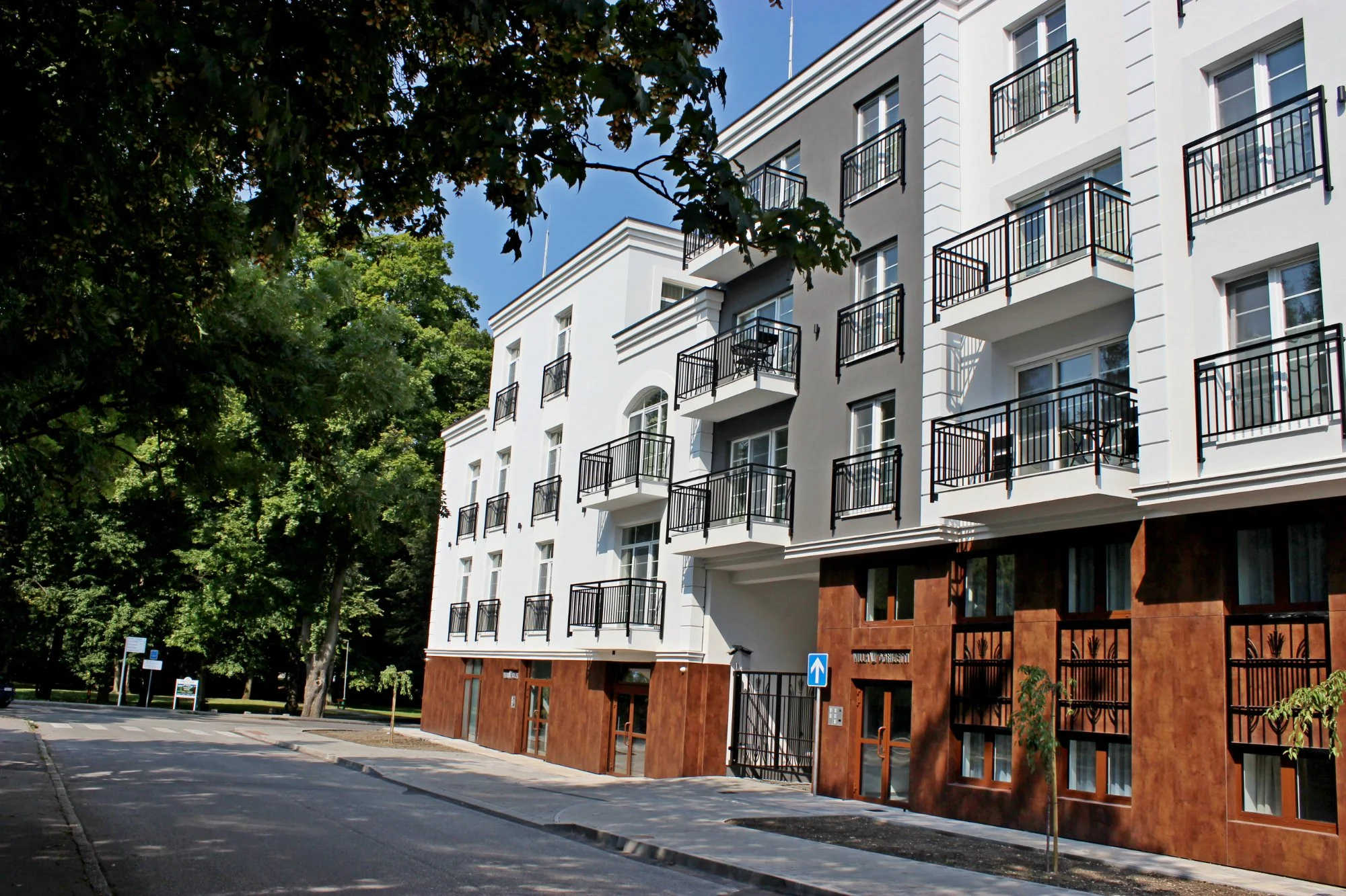 Galanda 24 — building exterior with trees